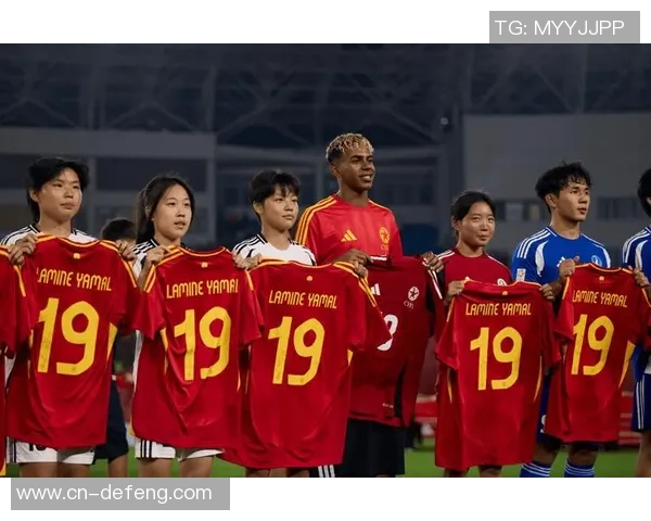 看台上足球球星的身影引发热议他们的存在让比赛更加精彩 看台上足球球星的身影引发热议他们的存在让比赛更加精彩